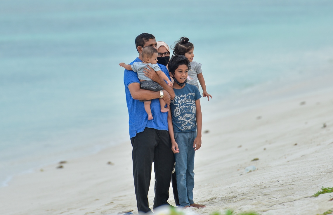 ހުޅުމާލެ: އޮކްޓޫބަރު 2، 2020- ހުޅުމާލޭގެ ދެވަނަ ފިޔަވަހި ބަލައިލަން މިއަދު ހަވީރު ދިޔަ އާއިލާއަކުން ބީޗު ސަރަހައްދުގައި ފޮޓޯ ނަގަނީ.---ފޮޓޯ: އަހުމަދު އަވްޝަން/މިހާރު