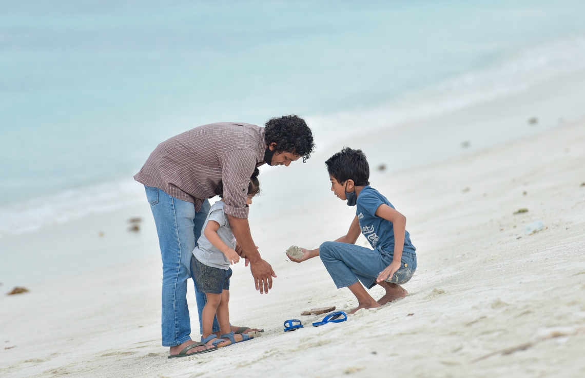 ހުޅުމާލެ: އޮކްޓޫބަރު 2، 2020- ހުޅުމާލޭގެ ދެވަނަ ފިޔަވަހި ބަލައިލަން މިއަދު ހަވީރު ދިޔަ ކުޑަ ދެ ކުއްޖަކު، އޭނާގެ އާއިލާގެ މީހަކާ އެކު ވެއްޔާ ކުޅެނީ: ދެވަނަ ފިޔަވަހީގެ ގިނަ މަގުތައް އަދި ވަނީ ބަންދުކޮށްފައި.---ފޮޓޯ: އަހުމަދު އަވްޝަން/މިހާރު