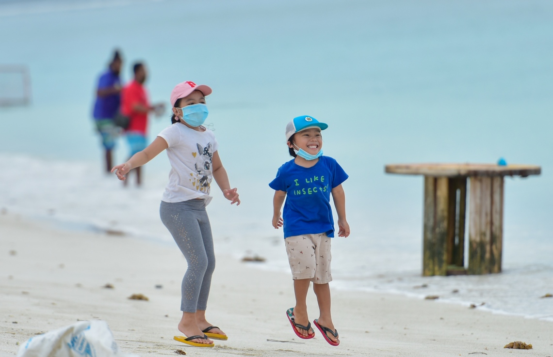 ހުޅުމާލެ: އޮކްޓޫބަރު 2، 2020- ހުޅުމާލޭގެ ދެވަނަ ފިޔަވަހި ބަލައިލަން މިއަދު ހަވީރު ދިޔަ ދެ ކުއްޖަކު މަޖާކުރަނީ---ފޮޓޯ: އަހުމަދު އަވްޝަން/މިހާރު