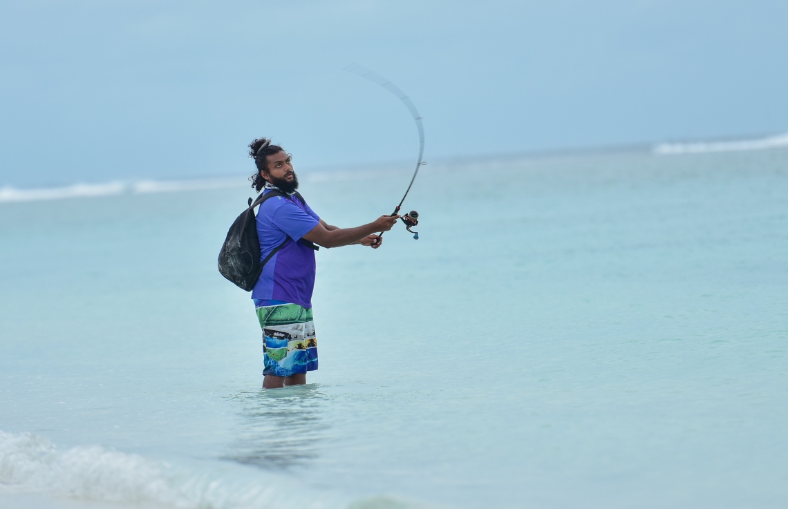 ހުޅުމާލެ: އޮކްޓޫބަރު 2، 2020- ހުޅުމާލޭގެ ދެވަނަ ފިޔަވަހީގެ ބީޗު ސަރަހައްދުގައި މީހަކު މަސް ބާނަނީ.---ފޮޓޯ: އަހުމަދު އަވްޝަން/މިހާރު