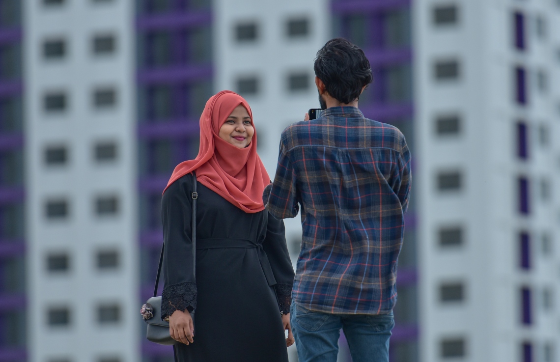 ހުޅުމާލެ: އޮކްޓޫބަރު 2، 2020- ހުޅުމާލޭގެ ދެވަނަ ފިޔަވަހި ބަލައިލަން މިއަދު ހަވީރު ދިޔަ މީހަކު، ފްލެޓުބަރިތައް އަރާ ގޮތަށް ތާރީޚީ ފޮޓޯއެއް ނަގަނީ.---ފޮޓޯ: އަހުމަދު އަވްޝަން/މިހާރު