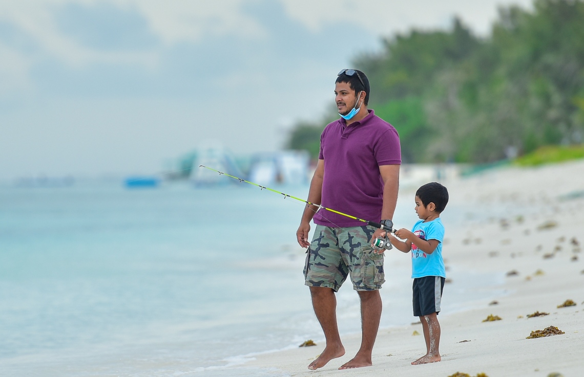 ހުޅުމާލެ: އޮކްޓޫބަރު 2، 2020- ހުޅުމާލޭގެ ދެވަނަ ފިޔަވަހި ބަލައިލަން މިއަދު ހަވީރު ދިޔަ ކުޑަކުއްޖަކު މަޖަލަކަށް މަސް ބާނަނީ---ފޮޓޯ: އަހުމަދު އަވްޝަން/މިހާރު