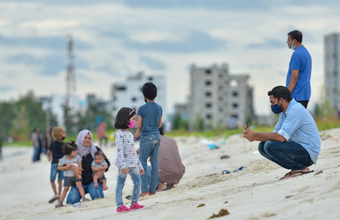 ހުޅުމާލެ: އޮކްޓޫބަރު 2، 2020- ހުޅުމާލޭގެ ދެވަނަ ފިޔަވަހި ބަލައިލަން މިއަދު ހަވީރު ދިޔަ އާއިލާއަކުން ބީޗު ސަރަހައްދުގައި ފޮޓޯ ނަގަނީ.---ފޮޓޯ: އަހުމަދު އަވްޝަން/މިހާރު