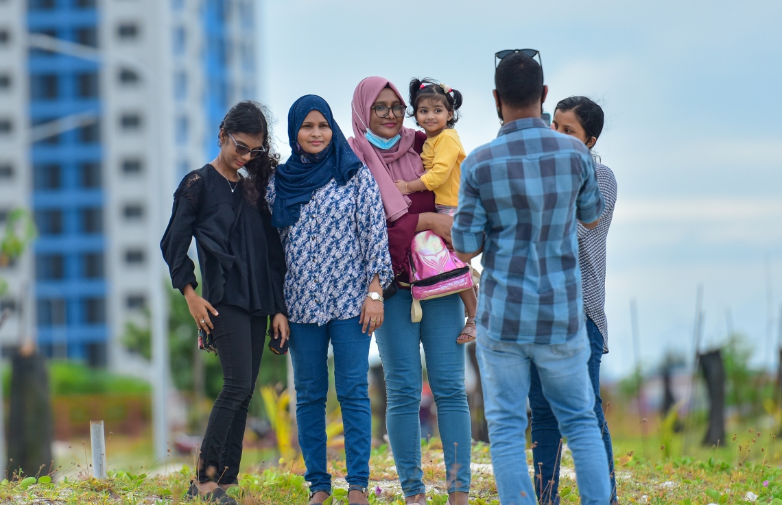 ހުޅުމާލެ: އޮކްޓޫބަރު 2، 2020- ހުޅުމާލޭގެ ދެވަނަ ފިޔަވަހި ބަލައިލަން މިއަދު ހަވީރު ދިޔަ އާއިލާއަކުން ބީޗު ސަރަހައްދުގައި ފޮޓޯ ނަގަނީ.---ފޮޓޯ: އަހުމަދު އަވްޝަން/މިހާރު