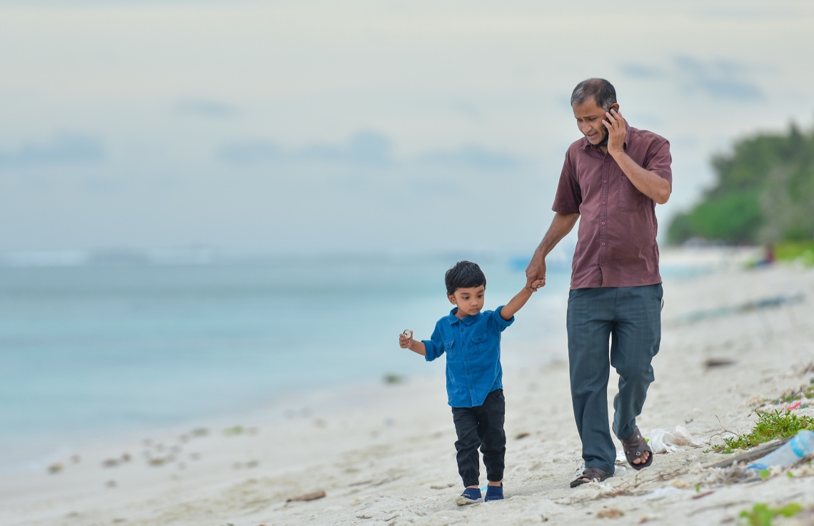 ހުޅުމާލެ: އޮކްޓޫބަރު 2، 2020- ހުޅުމާލޭގެ ދެވަނަ ފިޔަވަހި ބަލައިލަން މިއަދު ހަވީރު ދިޔަ މީހަކު ކުޑަކުއްޖަކު ގޮވައިގެން ބީޗު ސަރަހައްދުގައި ހިނގާލަނީ.---ފޮޓޯ: އަހުމަދު އަވްޝަން/މިހާރު