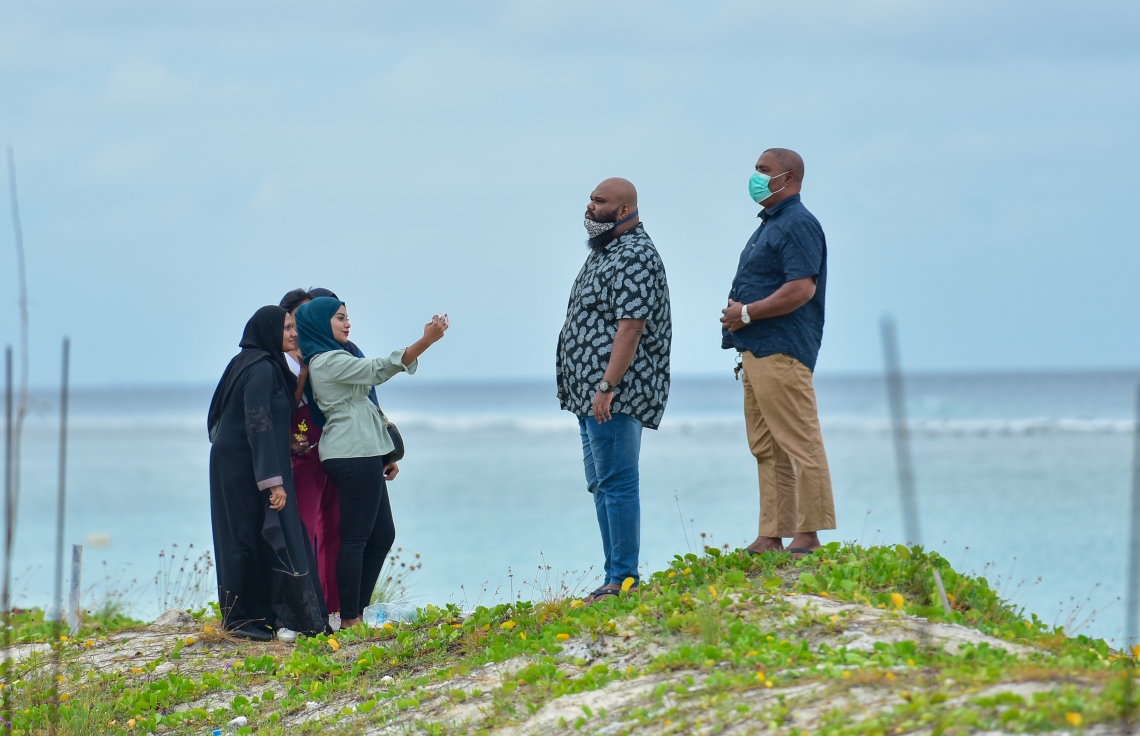 ހުޅުމާލެ: އޮކްޓޫބަރު 2، 2020- ހުޅުމާލޭގެ ދެވަނަ ފިޔަވަހި ބަލައިލަން މިއަދު ހަވީރު ދިޔަ ބަޔަކު ބީޗު ސަރަހައްދުގައި ސެލްފީއެއް ނަގާއިރު، ދެ މީހަކު އެ ތަނުގައި މަޑުކޮށްލައިގެން.---ފޮޓޯ: އަހުމަދު އަވްޝަން/މިހާރު