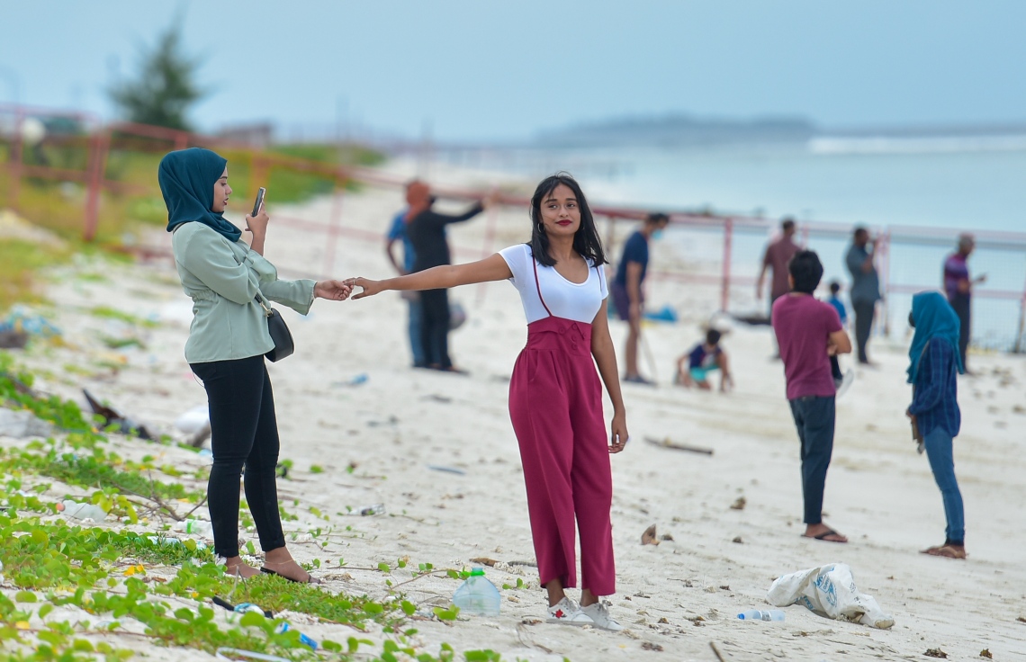 ހުޅުމާލެ: އޮކްޓޫބަރު 2، 2020- ހުޅުމާލޭގެ ދެވަނަ ފިޔަވަހި ބަލައިލަން މިއަދު ހަވީރު ދިޔަ ދެ މީހަކު ސޯޝަލް މީޑިއާ އަށް ޕޯސްޓު ކުރަން ބީޗު ސަރަހައްދުގައި ފޮޓޯއެއް ނަަގަނީ.---ފޮޓޯ: އަހުމަދު އަވްޝަން/މިހާރު