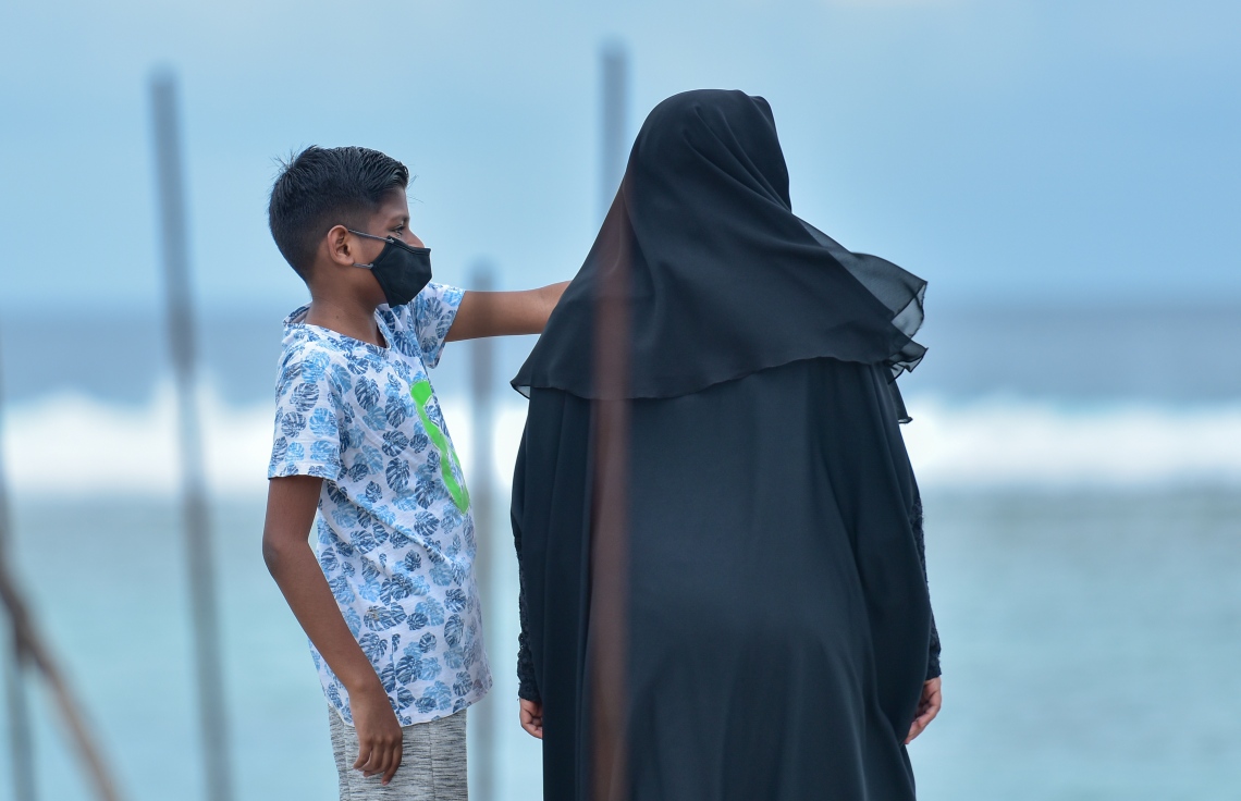 ހުޅުމާލެ: އޮކްޓޫބަރު 2، 2020- ހުޅުމާލޭގެ ދެވަނަ ފިޔަވަހި ބަލައިލަން މިއަދު ހަވީރު ދިޔަ ކުޑަކުއްޖަކު، އެ ތަނުގެ ހިތްގައިމުކަން އުމުރުން ދުވަސްވީ މީހަކަށް ދައްކާލަނީ.---ފޮޓޯ: އަހުމަދު އަވްޝަން/މިހާރު