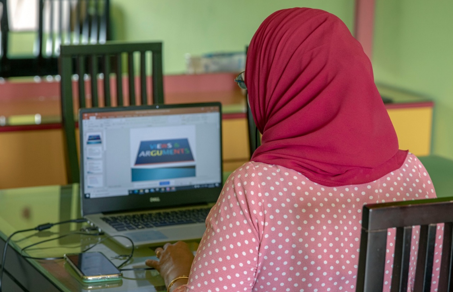 ސްކޫލެއްގެ ޓީޗަރަކު އޮންލައިންކޮށް ދަރިވަރުންނަށް ކިިޔަވައިދެނީ.-- ފޮޓޯ: މިހާރު