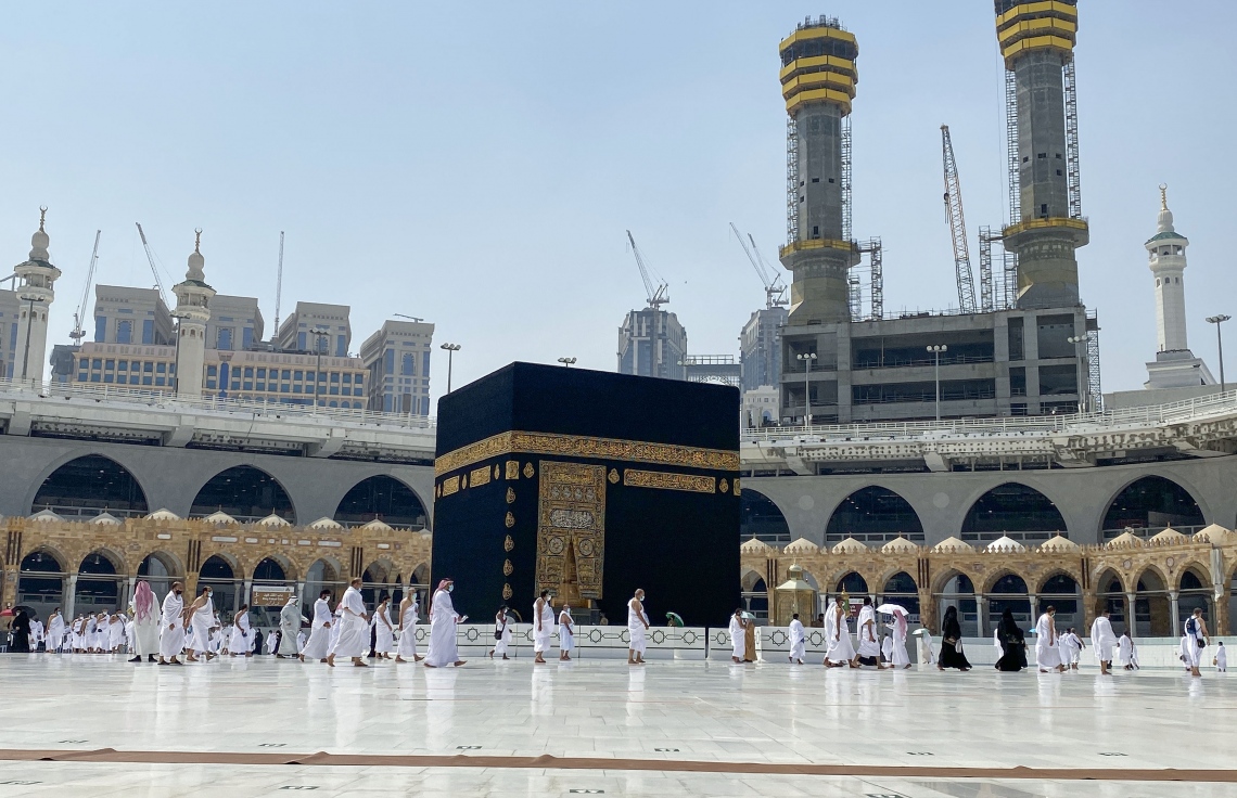 މައްކާ - އޮކްޓޯބަރު 4، 2020: މައްކާގެ މާތްވެގެންވާ ހަރަމްފުޅު އާއްމުންނަށް ބަންދުކުރިތާ ހަތް މަސް ފަހުން، މަދު ބަޔަކާ އެކު އުމްރާގެ އަޅުކަން އަދާކުރަން ހުޅުވާލުމާ އެކު ތަވާފް ކުރަނީ: ފުރަތަމަ ފިޔަވަހީގައި ހުއްދަ ދޭނީ ދުވާލަކު 6،000 މީހުން އުމްރާ ކުރުމަށް. --ފޮޓޯ:އޭއެފްޕީ