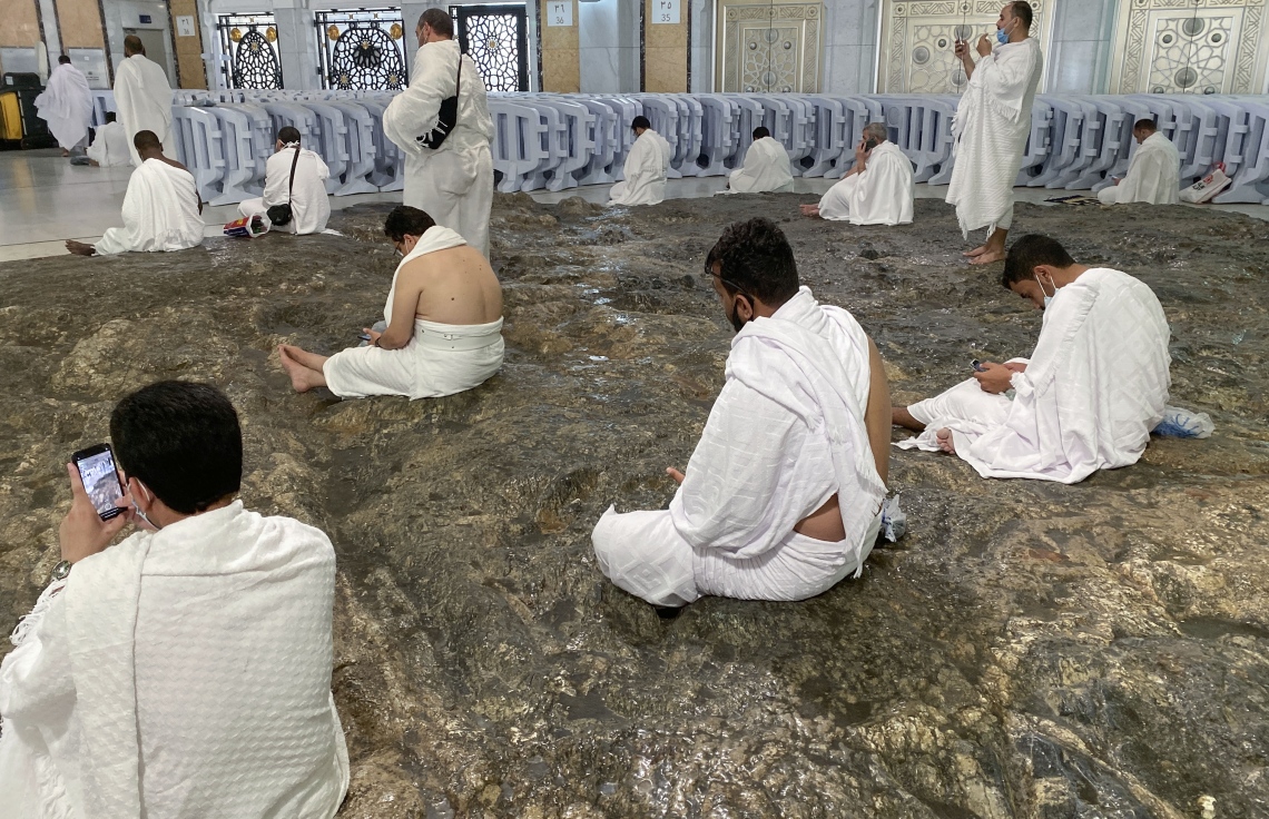 މައްކާ - އޮކްޓޯބަރު 4، 2020: މައްކާގެ މާތްވެގެންވާ ހަރަމްފުޅު އާއްމުންނަށް ބަންދުކުރިތާ ހަތް މަސް ފަހުން، މަދު ބަޔަކާ އެކު އުމްރާގެ އަޅުކަން އަދާކުރަން ހުޅުވާލުމާ އެކު އަޅުކަން ކުރަނީ: ފުރަތަމަ ފިޔަވަހީގައި ހުއްދަ ދޭނީ ދުވާލަކު 6،000 މީހުން އުމްރާ ކުރުމަށް. --ފޮޓޯ:އޭއެފްޕީ