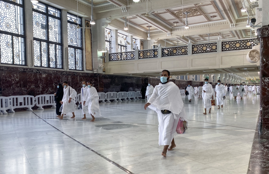 މައްކާ - އޮކްޓޯބަރު 4، 2020: މައްކާގެ މާތްވެގެންވާ ހަރަމްފުޅު އާއްމުންނަށް ބަންދުކުރިތާ ހަތް މަސް ފަހުން، މަދު ބަޔަކާ އެކު އުމްރާގެ އަޅުކަން އަދާކުރަން ހުޅުވާލުމާ އެކު ސައުޔު ކުރަނީ: ފުރަތަމަ ފިޔަވަހީގައި ހުއްދަ ދޭނީ ދުވާލަކު 6،000 މީހުން އުމްރާ ކުރުމަށް. --ފޮޓޯ:އޭއެފްޕީ