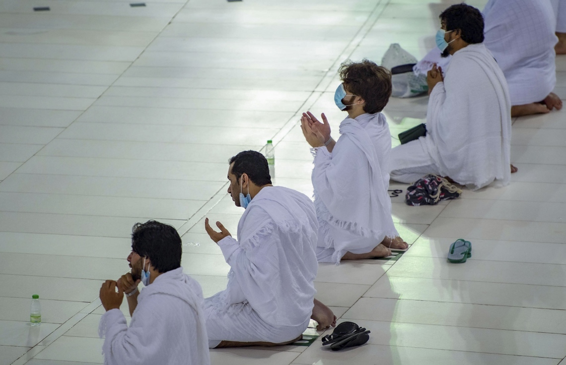 މައްކާ - އޮކްޓޯބަރު 4، 2020: މައްކާގެ މާތްވެގެންވާ ހަރަމްފުޅު އާއްމުންނަށް ބަންދުކުރިތާ ހަތް މަސް ފަހުން، މަދު ބަޔަކާ އެކު އުމްރާގެ އަޅުކަން އަދާކުރަން ހުޅުވާލުމާ އެކު ބަޔަކު ދުއާ ކުރަނީ. --ފޮޓޯ:އޭއެފްޕީ