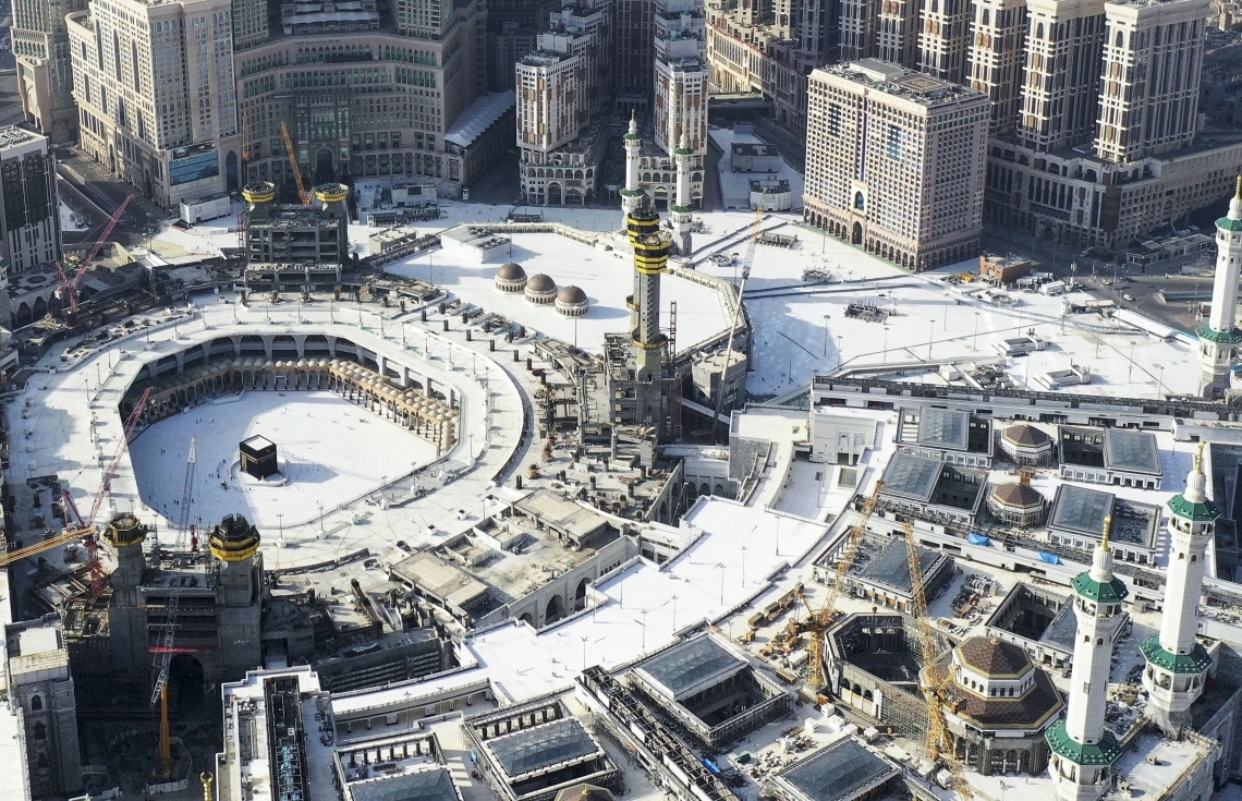 މައްކާ - އޮކްޓޯބަރު 4، 2020: މައްކާގެ މާތްވެގެންވާ ހަރަމްފުޅު އާއްމުންނަށް ބަންދުކުރިތާ ހަތް މަސް ފަހުން، މަދު ބަޔަކާ އެކު އުމްރާގެ އަޅުކަން އަދާކުރަން ހުޅުވާލުމާ އެކު ތަވާފް ކުރަނީ: ހަރަމްފުޅު ހުޅުވާލީ ތިން ފިޔަވައްސަކަށް ބަހާލައިގެން. --ފޮޓޯ:އޭއެފްޕީ