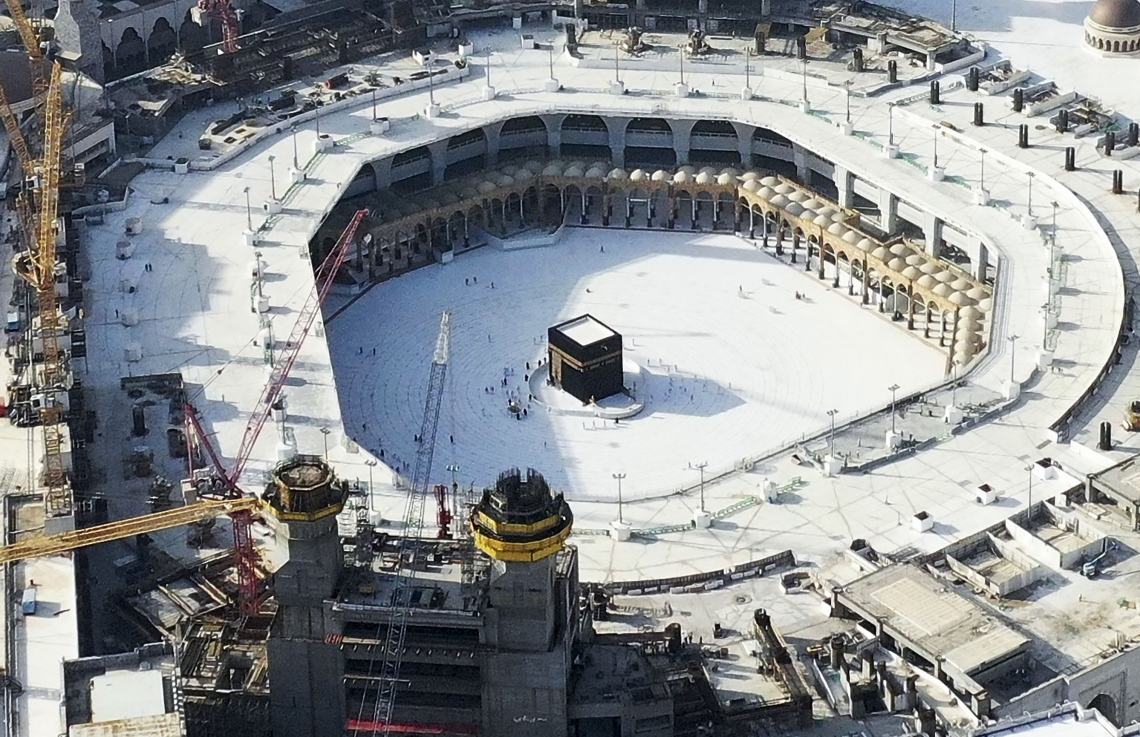 މައްކާ - އޮކްޓޯބަރު 4، 2020: މައްކާގެ މާތްވެގެންވާ ހަރަމްފުޅު އާއްމުންނަށް ބަންދުކުރިތާ ހަތް މަސް ފަހުން، މަދު ބަޔަކާ އެކު އުމްރާގެ އަޅުކަން އަދާކުރަން ހުޅުވާލުމާ އެކު ތަވާފް ކުރަނީ: ހަރަމްފުޅު ހުޅުވާލީ ތިން ފިޔަވައްސަކަށް ބަހާލައިގެން. --ފޮޓޯ:އޭއެފްޕީ