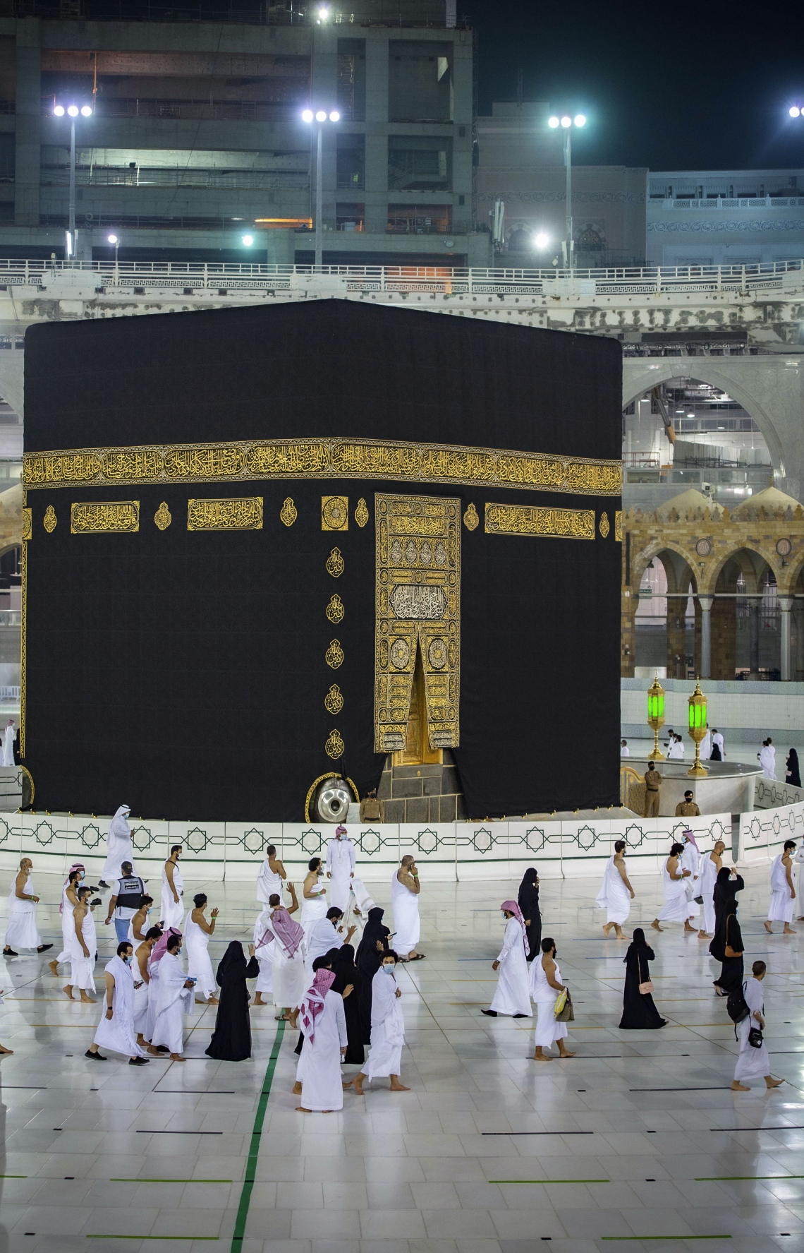 މައްކާ - އޮކްޓޯބަރު 4، 2020: މައްކާގެ މާތްވެގެންވާ ހަރަމްފުޅު އާއްމުންނަށް ބަންދުކުރިތާ ހަތް މަސް ފަހުން، މަދު ބަޔަކާ އެކު އުމްރާގެ އަޅުކަން އަދާކުރަން ހުޅުވާލުމާ އެކު ތަވާފް ކުރަނީ: ހަރަމްފުޅު ހުޅުވާލީ ތިން ފިޔަވައްސަކަށް ބަހާލައިގެން. --ފޮޓޯ:އޭއެފްޕީ