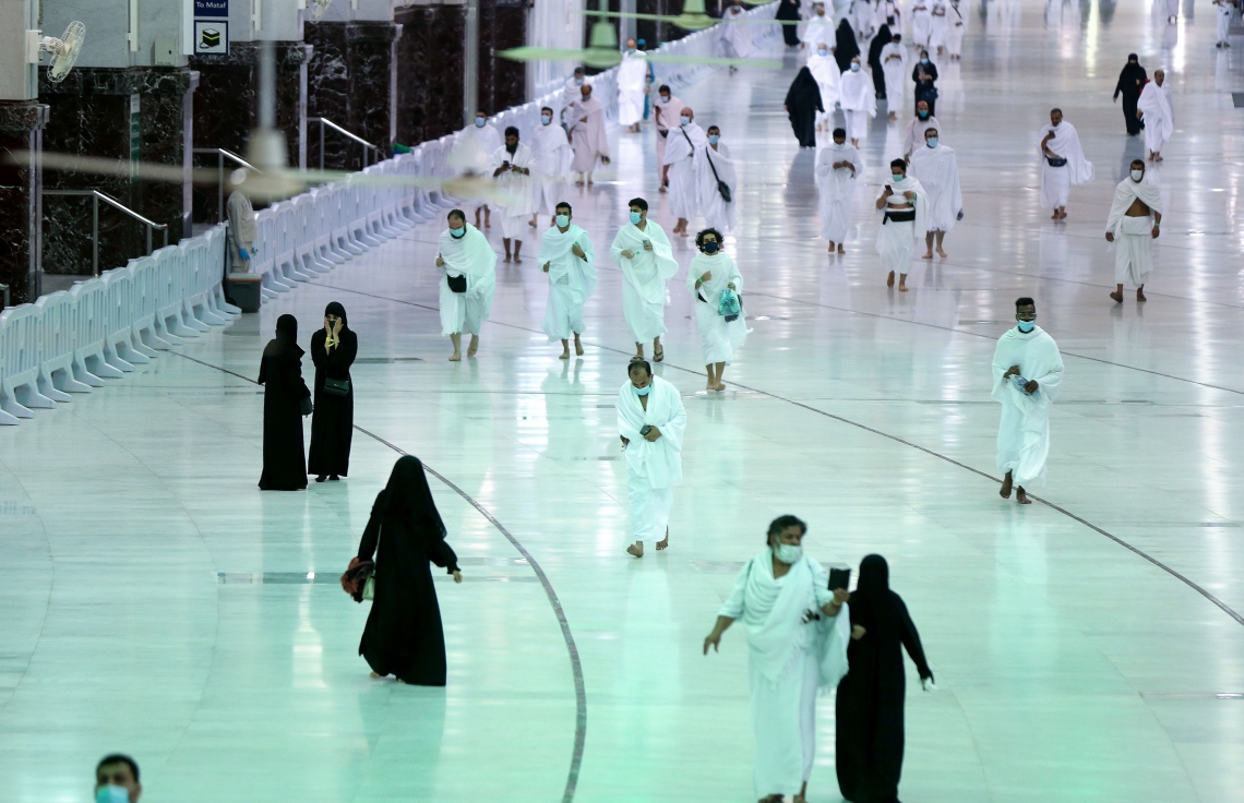 މައްކާ - އޮކްޓޯބަރު 4، 2020: މައްކާގެ މާތްވެގެންވާ ހަރަމްފުޅު އާއްމުންނަށް ބަންދުކުރިތާ ހަތް މަސް ފަހުން، މަދު ބަޔަކާ އެކު އުމްރާގެ އަޅުކަން އަދާކުރަން ހުޅުވާލުމާ އެކު ތަވާފް ކުރަނީ. --ފޮޓޯ:އޭއެފްޕީ