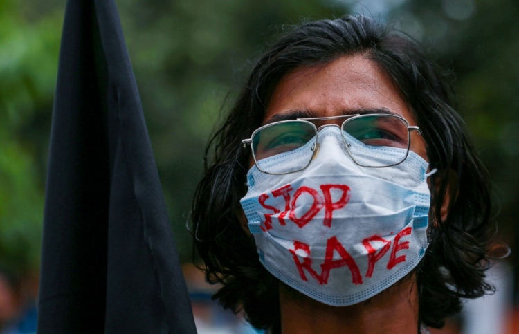 ރޭޕް މައްސަލައެއްގައި އާއްމުން ރުޅިގަދަވެ މުޒާހަރާ