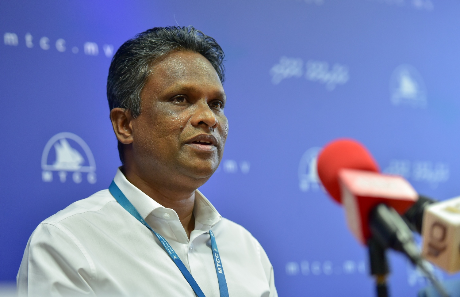 އެމްޓީސީސީގެ އެމްޑީ އާޒިމް ނޫސްވެރިންނަށް މައުލޫމާތު ދެއްވަނީ-- ފޮޓޯ: އެމްޓީސީސީ