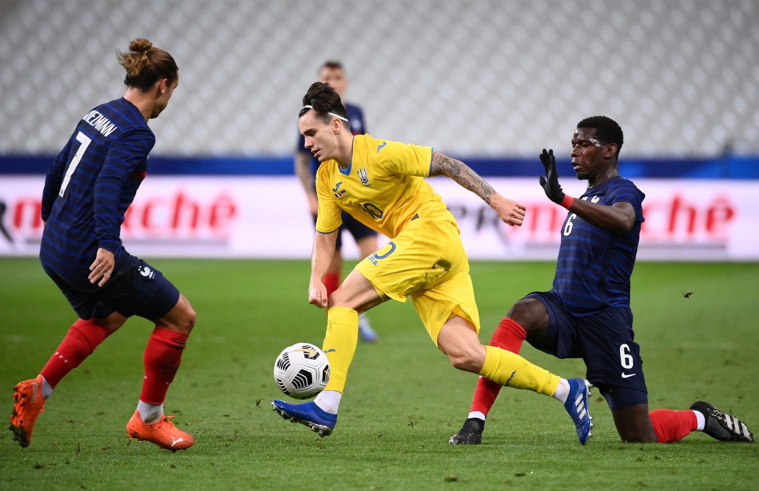 ޔޫކްރޭންގެ ޝަޕަރެންކޯ (މ) އަތުން ބޯޅަ ހޯދަން ފްރާންސްގެ ޕޮގްބާ (ކ) އާއި ގްރިޒްމަން މަސައްކަތްކުރަނީ. --ފޮޓޯ: އޭއެފްޕީ