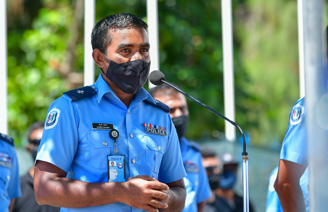 ދޫނިދޫ: އޮކްޓޫބަރު 8، 2020- ފުލުހުންގެ ބެލުމުގެ ދަށުގައި ހުރި 300 ކިލޯ އަށް ވުރެ ގިނަ މަސްތުވާތަކެތި ނައްތައިލުމަށް މިއަދު ބޭއްވި ރަސްމިއްޔާތުގައި ފުލުހުންގެ އިސް އޮފިސަރަކު ވާހަކަ ދައްކަވަނީ.--- ފޮޓޯ: އަހުމަދު އަވްޝަން/މިހާރު