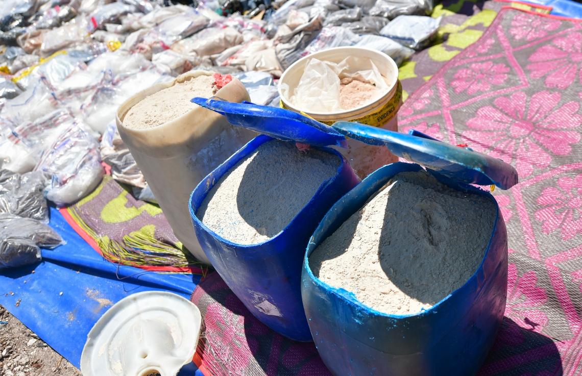 ދޫނިދޫ: އޮކްޓޫބަރު 8، 2020- ފުލުހުންގެ ބެލުމުގެ ދަށުގައި ހުރި 300 ކިލޯ އަށް ވުރެ ގިނަ މަސްތުވާތަކެތި ނައްތައިލުމުގެ ކުރިން އެންމެންނަށް ފެންނަ ގޮތަށް ބަހައްޓާފައި.--- ފޮޓޯ: އަހުމަދު އަވްޝަން/މިހާރު