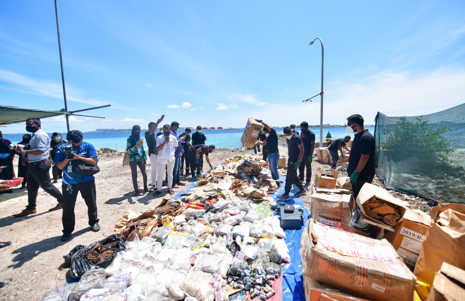 ފުލުހުންގެ ބެލުމުގެ ދަށުގައި ހުރި މަސްތުވާތަކެތި ނައްތާލަނީ ..-- ފައިލް ފޮޓޯ: މިހާރު