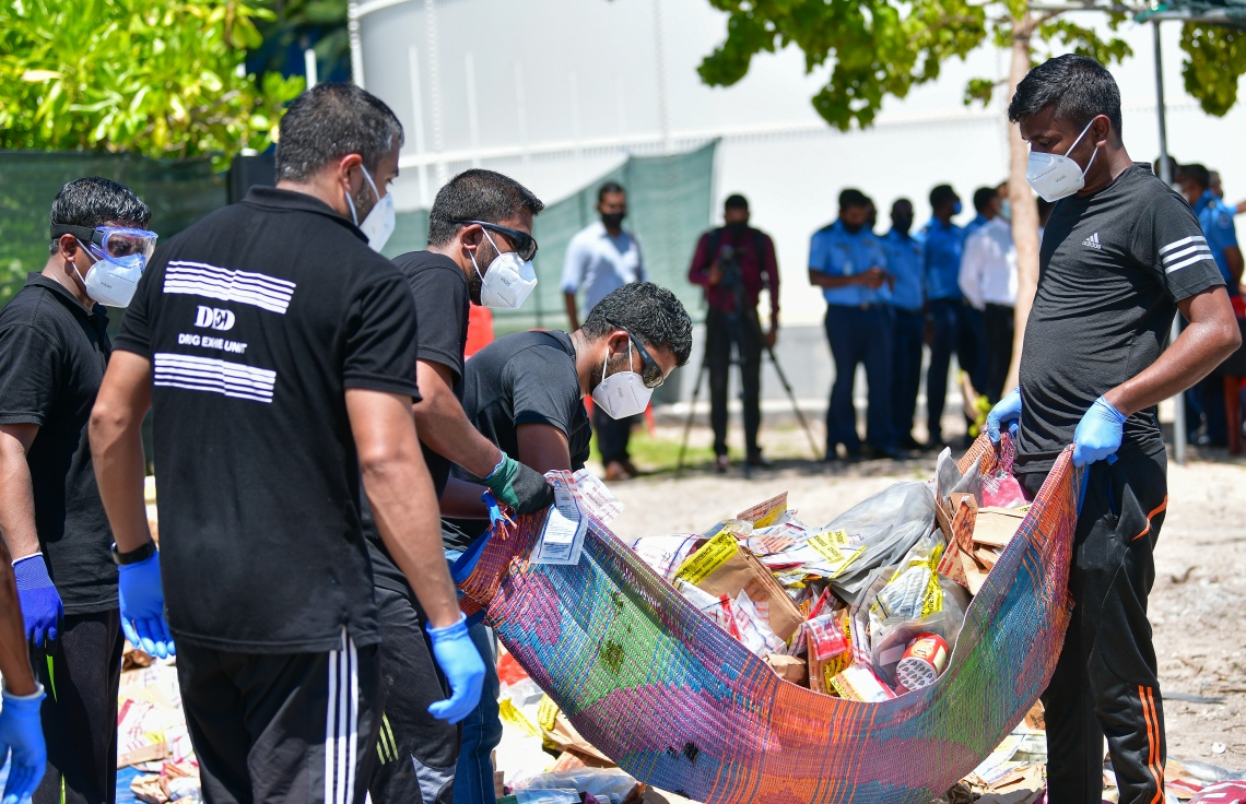 ދޫނިދޫ: އޮކްޓޫބަރު 8، 2020- ފުލުހުންގެ ބެލުމުގެ ދަށުގައި ހުރި 300 ކިލޯ އަށް ވުރެ ގިނަ މަސްތުވާތަކެތި ނައްތައިލުމަށް ފުލުހުން މިއަދު ހަރަކާތްތެރި ވަނީ.--- ފޮޓޯ: އަހުމަދު އަވްޝަން/މިހާރު