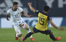 Argentina's Lionel Messi (L) eludes Ecuador's Angel Mena during their 2022 FIFA World Cup South American qualifier football match at La Bombonera stadium in Buenos Aires on October 8, 2020, amid the COVID-19 novel coronavirus pandemic. (Photo by Marcelo Endelli / POOL / AFP)