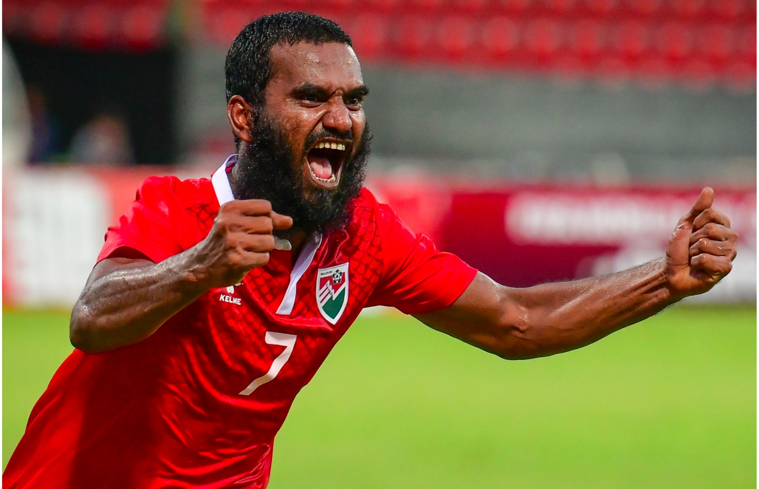 ގްއާމްއާ ދެކޮޅަށް ލަނޑު ޖެހުމަށް ފަހު އަޝްފާގް އުފާފާޅު ކުރަނީ. -- ފައިލް ފޮޓޯ