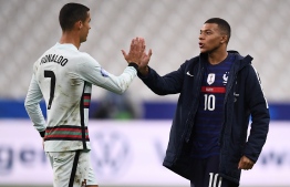 Portugal's forward Ronaldo (L) greets France's forward Kylian Mbappe at the end of the Nations League football match between France and Portugal, on October 11, 2020 at the Stade de France in Saint-Denis, outside Paris. (Photo by FRANCK FIFE / AFP)