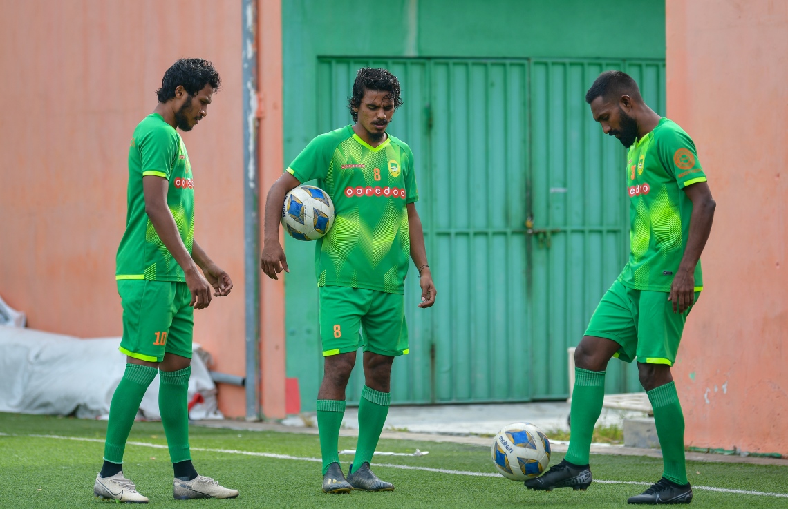 މާލެ: އޮކްޓޫބަރު 11، 2020- ފުރަތަމަ ޑިވިޝަނުގައި ވާދަކުރާ އަށް ކްލަބްގެ ޕްރެކްޓިސްތައް ފަށަން ހެލްތު ޕްރޮޓެކްޝަން އެޖެންސީ (އެޗްޕީއޭ) އިން ރަސްމީކޮށް ހުއްދަ ދިނުމާއި އެކު އެފްއޭއެމާއި އެޗްޕީއޭ އިން އެކުލަވާލާފައިވާ ގައިޑްލައިންތަކާ އެއްގޮތަށް ޕްރެކްޓިސްތައް މާޒިޔާއިން ފެށުން .-- ފޮޓޯ: އަހުމަދު އަވްޝަން/މިހާރު