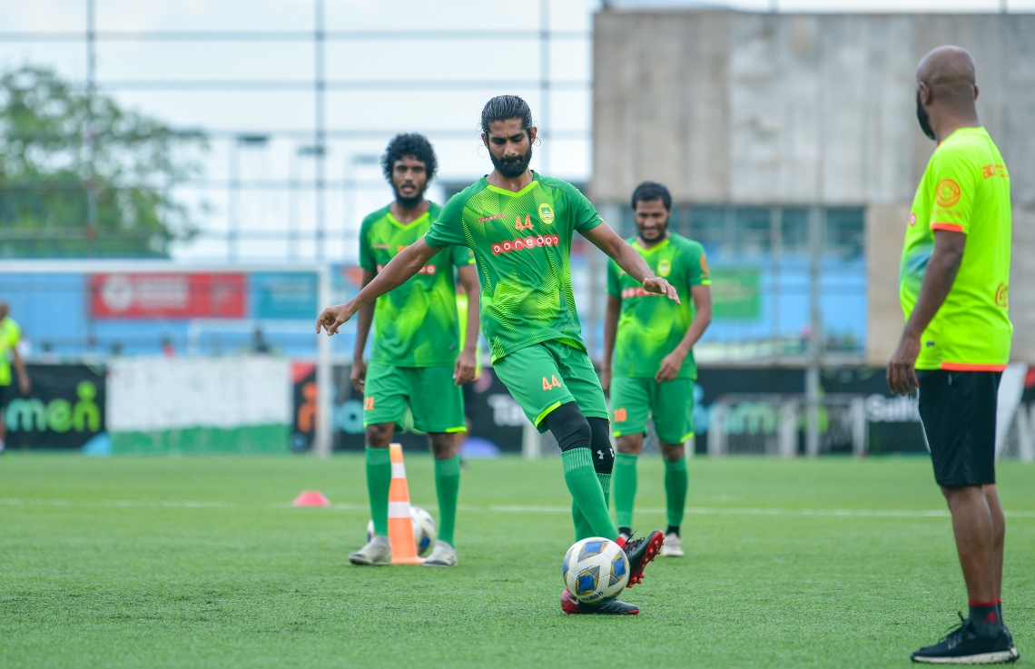 މާލެ: އޮކްޓޫބަރު 11، 2020- ފުރަތަމަ ޑިވިޝަނުގައި ވާދަކުރާ އަށް ކްލަބްގެ ޕްރެކްޓިސްތައް ފަށަން ހެލްތު ޕްރޮޓެކްޝަން އެޖެންސީ (އެޗްޕީއޭ) އިން ރަސްމީކޮށް ހުއްދަ ދިނުމާއި އެކު އެފްއޭއެމާއި އެޗްޕީއޭ އިން އެކުލަވާލާފައިވާ ގައިޑްލައިންތަކާ އެއްގޮތަށް ޕްރެކްޓިސްތައް މާޒިޔާއިން ފެށުން .-- ފޮޓޯ: އަހުމަދު އަވްޝަން/މިހާރު