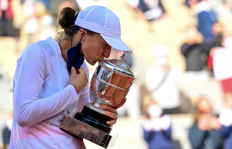 ހަލުވި ދުވެއްޔެއްގައި އީގާ ޗެމްޕިއަނުންގެ ސަފަށް