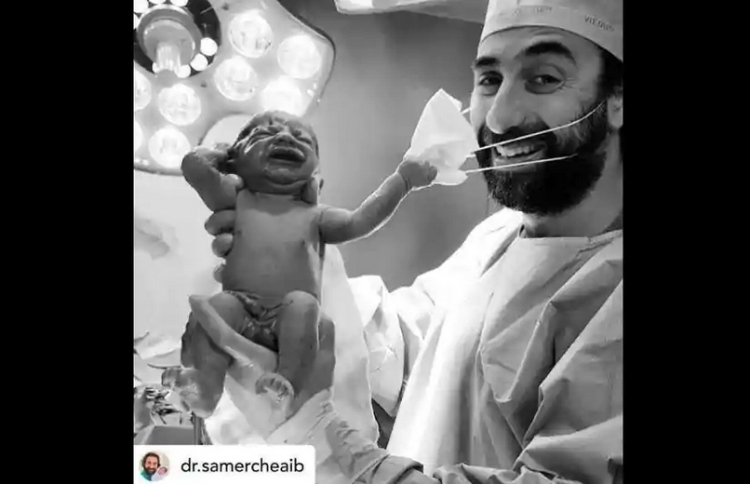 ކުއްޖަކު އުފަންވި ވަގުތު ޑޮކްޓަރުގެ މާސްކްގައި ހިފައިގެން: މި ފޮޓޯ ވަނީ ވައިރަލް ވެފައި