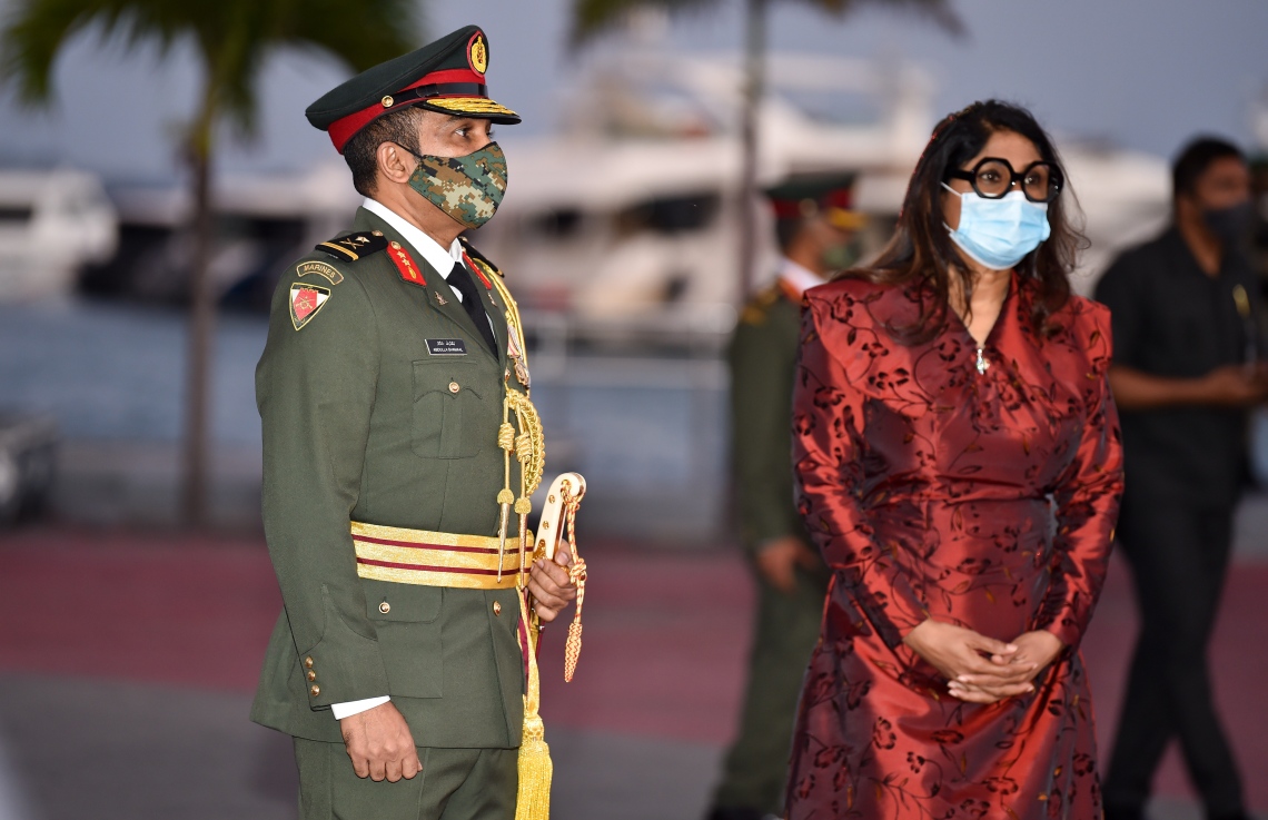 މާލެ: އޮކްޓޯބަރު 18، 2020: ޕޯޗުގީޒުންގެ އަތްދަށުން ރާއްޖެ މިނިވަންކުރަން، އުތީމު ބޮޑުތަކުރުފާނު ކުރެއްވި ޖިހާދުގެ ހަނދާން އާކުރާ، ގައުމީ ދުވަހުގެ މުނާސަބަތުގައި ބޭއްވި ދިދަ ނެގުމުގެ ރަސްމިއްޔާތުގައި ޑިފެންސް މިނިސްޓަރު މާރިޔާ ދީދީ ބައިވެރިވެ ވަޑައިގަންނަވަނީ.-- ފޮޓޯ: ރައީސް އޮފީސް