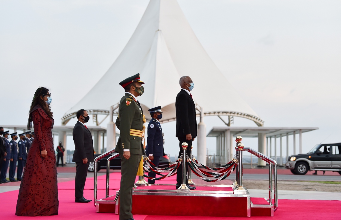 މާލެ: އޮކްޓޯބަރު 18، 2020: ޕޯޗުގީޒުންގެ އަތްދަށުން ރާއްޖެ މިނިވަންކުރަން، އުތީމު ބޮޑުތަކުރުފާނު ކުރެއްވި ޖިހާދުގެ ހަނދާން އާކުރާ، ގައުމީ ދުވަހުގެ މުނާސަބަތުގައި ބޭއްވި ދިދަ ނެގުމުގެ ރަސްމިއްޔާތުގައި ރައީސް އިބްރާހިމް މުހައްމަދު ސޯލިހް ބައިވެރިވެ ވަޑައިގަންނަވަނީ.-- ފޮޓޯ: ރައީސް އޮފީސް