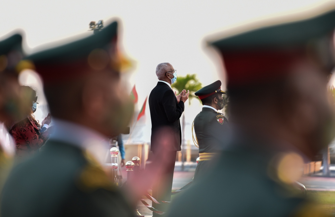 މާލެ: އޮކްޓޯބަރު 18، 2020: ޕޯޗުގީޒުންގެ އަތްދަށުން ރާއްޖެ މިނިވަންކުރަން، އުތީމު ބޮޑުތަކުރުފާނު ކުރެއްވި ޖިހާދުގެ ހަނދާން އާކުރާ، ގައުމީ ދުވަހުގެ މުނާސަބަތުގައި ބޭއްވި ދިދަ ނެގުމުގެ ރަސްމިއްޔާތުގައި ރައީސް އިބްރާހިމް މުހައްމަދު ސޯލިހް ބައިވެރިވެ ވަޑައިގަންނަވަނީ.-- ފޮޓޯ: ރައީސް އޮފީސް