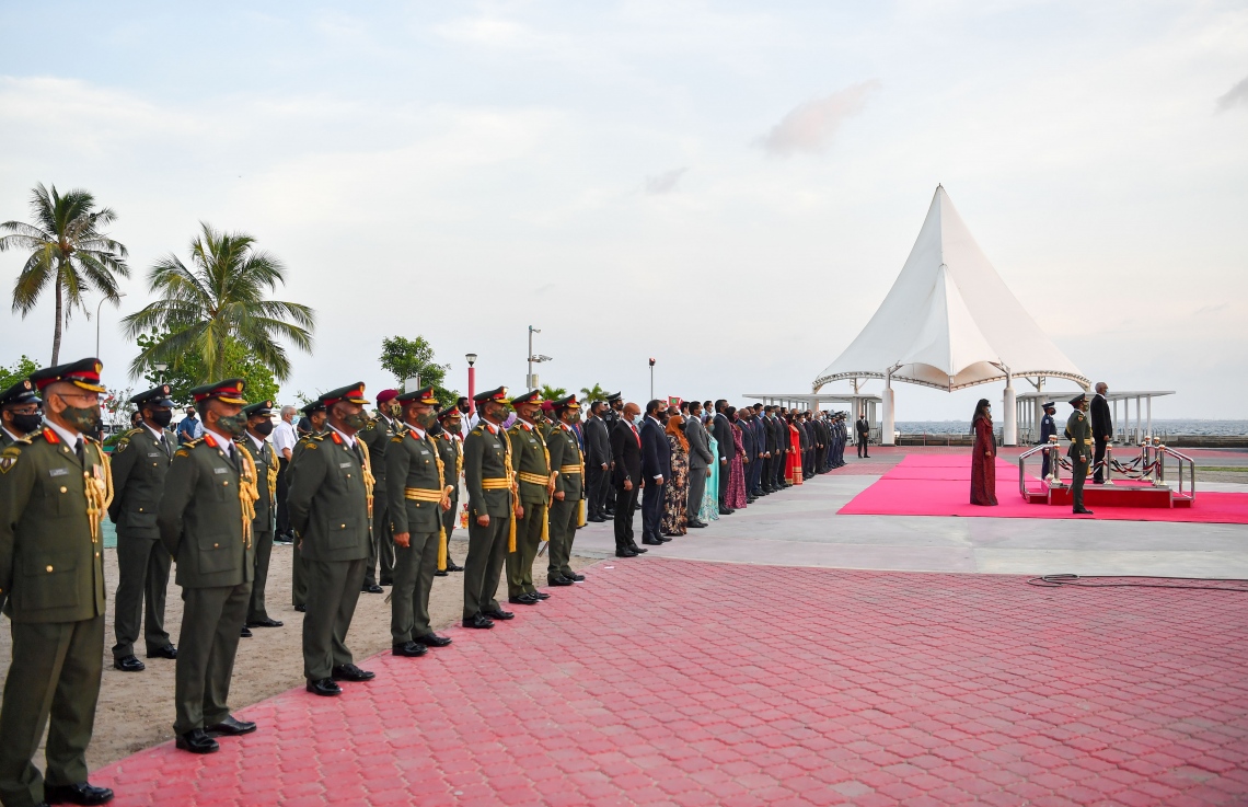 މާލެ: އޮކްޓޯބަރު 18، 2020: ޕޯޗުގީޒުންގެ އަތްދަށުން ރާއްޖެ މިނިވަންކުރަން، އުތީމު ބޮޑުތަކުރުފާނު ކުރެއްވި ޖިހާދުގެ ހަނދާން އާކުރާ، ގައުމީ ދުވަހުގެ މުނާސަބަތުގައި ބޭއްވި ދިދަ ނެގުމުގެ ރަސްމިއްޔާތުގެ ތެރެއިން.-- ފޮޓޯ: ރައީސް އޮފީސް