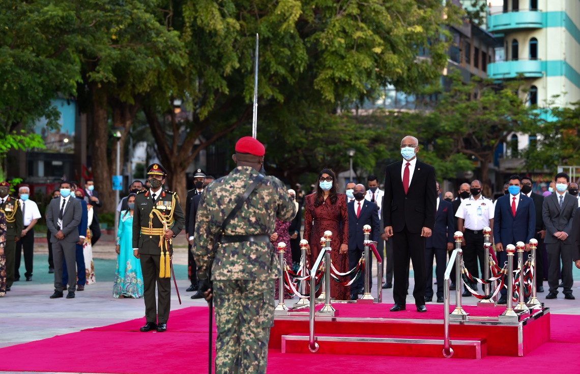 މާލެ: އޮކްޓޯބަރު 18، 2020: ޕޯޗުގީޒުންގެ އަތްދަށުން ރާއްޖެ މިނިވަންކުރަން، އުތީމު ބޮޑުތަކުރުފާނު ކުރެއްވި ޖިހާދުގެ ހަނދާން އާކުރާ، ގައުމީ ދުވަހުގެ މުނާސަބަތުގައި ބޭއްވި ދިދަ ނެގުމުގެ ރަސްމިއްޔާތުގައި ރައީސް އިބްރާހިމް މުހައްމަދު ސޯލިހް ބައިވެރިވެ ވަޑައިގަންނަވަނީ.-- ފޮޓޯ: ރައީސް އޮފީސް