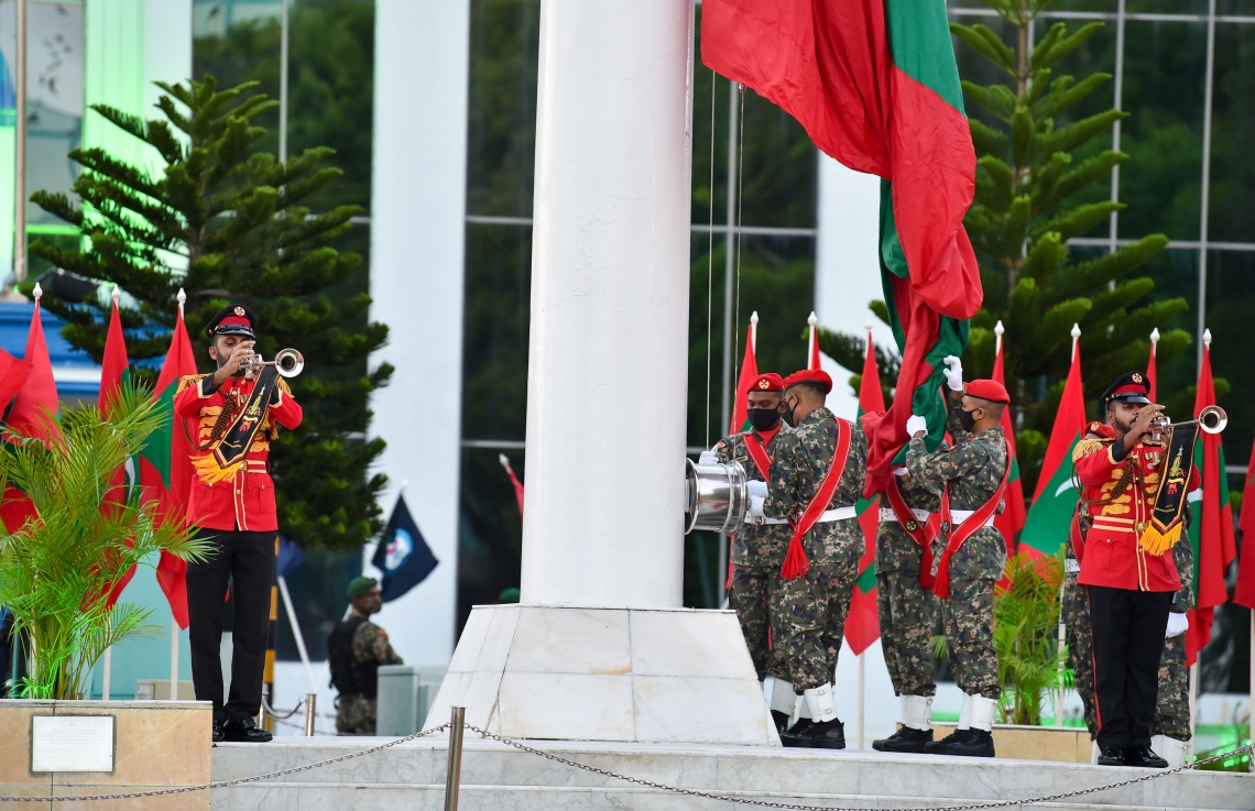 މާލެ: އޮކްޓޯބަރު 18، 2020: ޕޯޗުގީޒުންގެ އަތްދަށުން ރާއްޖެ މިނިވަންކުރަން، އުތީމު ބޮޑުތަކުރުފާނު ކުރެއްވި ޖިހާދުގެ ހަނދާން އާކުރާ، ގައުމީ ދުވަހުގެ މުނާސަބަތުގައި ބޭއްވި ދިދަ ނެގުމުގެ ރަސްމިއްޔާތުގައި ސިފައިން ދިދަ ނަގަނީ.-- ފޮޓޯ: ރައީސް އޮފީސް