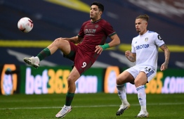 Wolverhampton Wanderers' Mexican striker Raul Jimenez (L) vies with Leeds United's English midfielder Kalvin Phillips (R) during the English Premier League football match between Leeds United and Wolverhampton Wanderers at Elland Road in Leeds, northern England on October 19, 2020. (Photo by Michael Regan / POOL / AFP)
