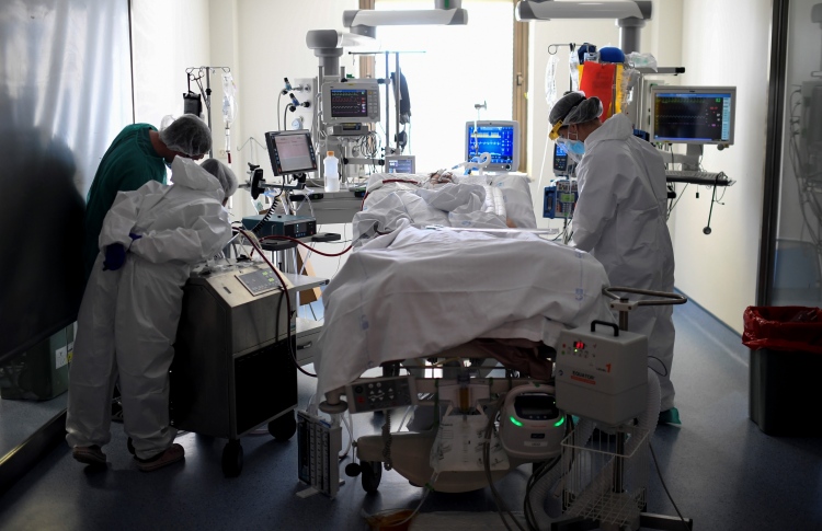 އެގްޒެކިއުޓާސް އިން 5 ވެންޓިލޭޓަރު ފޮނުވައިފި