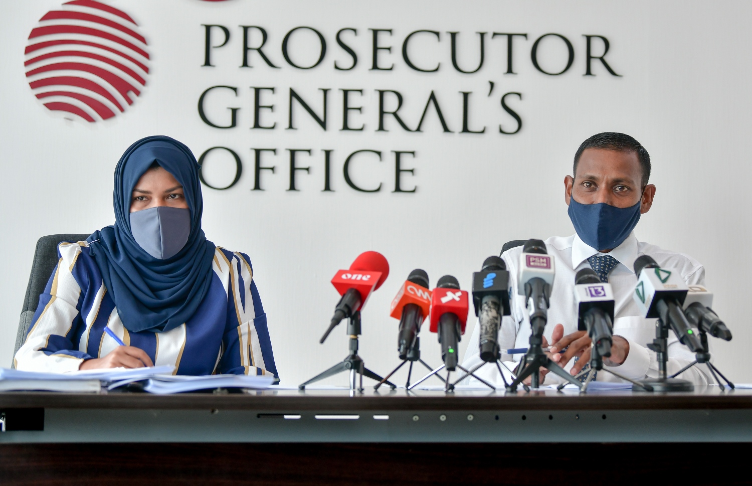 ޝަމީމް ނޫސްވެރިންނާ ވާހަކަ ދައްކަވަނީ: އޭނާ ވިދާޅުވި ގޮތުގައި ޕީޖީ އޮފީހަކީ ޕޯސްޓް އޮފީހުގެ ދައުރު އަދާކުރާ ތަނެއް ނޫން. --ފޮޓޯ: ނިޝާން އަލީ/މިހާރު