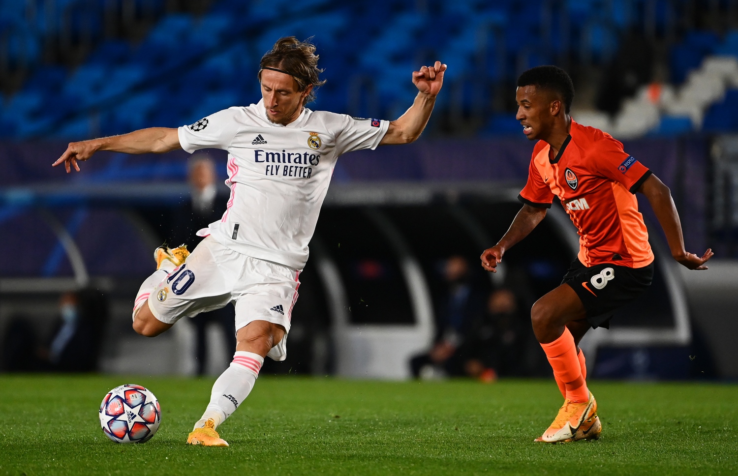 ރެއާލްގެ ލޫކަ މޮޑްރިޗް ގޯލަށް ބޯޅަ ފޮނުވާލަނީ.-- ފޮޓޯ: އޭއެފްޕީ