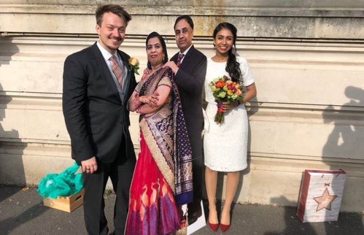 ކައިވެނީގެ ހަފުލާގައި މައިންބަފައިންގެ އިސްކޮޅު ފޮޓޯއެއް