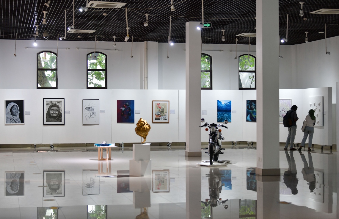 މާލެ: އޮކްޓޯބަރު 26، 2020: ދިވެހި ފަންނުވެރިންގެ ހުނަރު ދައްކާލުމަށް ނެޝަނަލް އާޓު ގެލެރީގައި ބޭއްވި 'އަންވެއިލިން ވިޝަންސް" މައުރަޒު.-- ފޮޓޯ: ނިޝާން އަލީ /މިހާރު