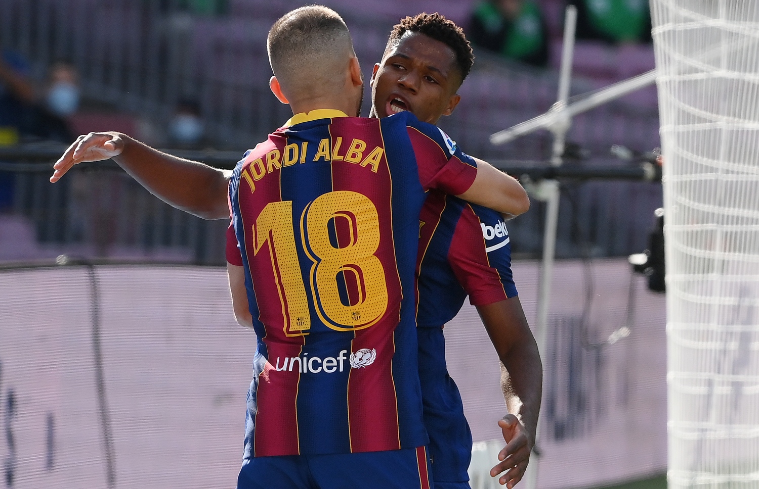 ލަނޑު ޖެހުމަށް ފަހު ބާސެލޯނާގެ ފާޓީ (ކ) އާއި އަލްބާ އުފާފާޅުކުރަނީ.-- ފޮޓޯ: އޭއެފްޕީ