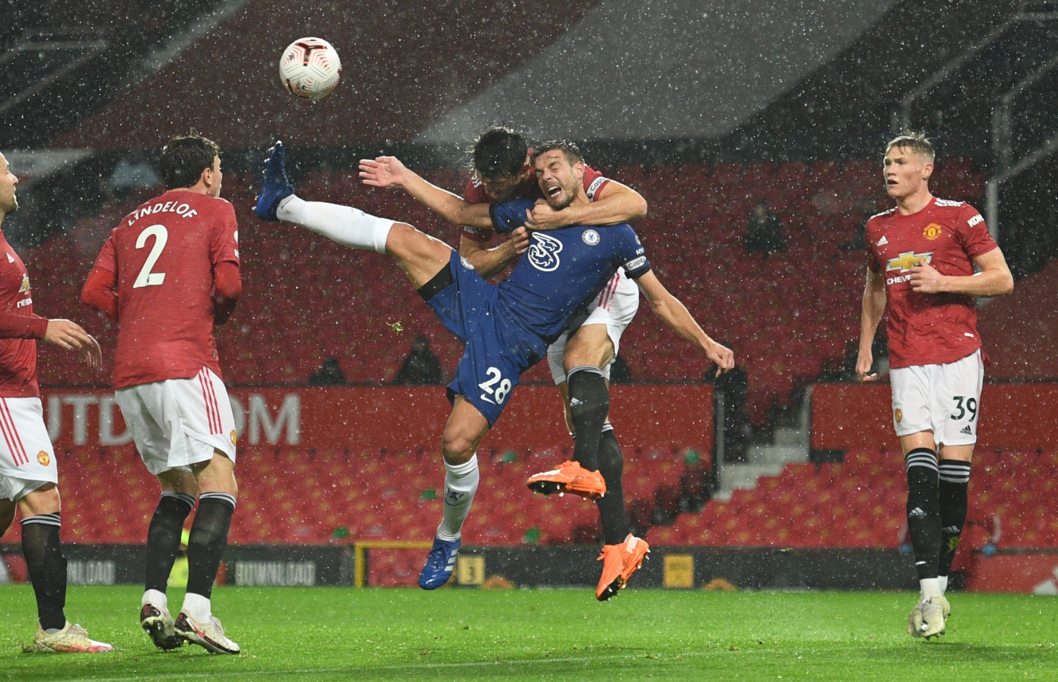 ޔުނައިޓެޑްގެ ކެޕްޓަން މެގުއާ (ކ) ޗެލްސީގެ އަޒްޕިލިކުއޭޓާ ކަރުގައި އަތް އަޅުވާލައިގެން.-- ފޮޓޯ: އޭއެފްޕީ