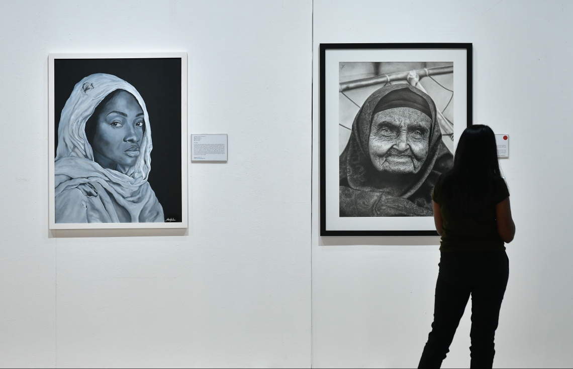 މާލެ: އޮކްޓޯބަރު 26، 2020: ދިވެހި ފަންނުވެރިންގެ ހުނަރު ދައްކާލުމަށް ނެޝަނަލް އާޓު ގެލެރީގައި ބޭއްވި 'އަންވެއިލިން ވިޝަންސް" މައުރަޒުގައި ހުރި ބައެއް ކުރެހުންތައް މީހަކު ބަލާލަނީ.-- ފޮޓޯ: ނިޝާން އަލީ /މިހާރު